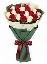 Букет Микс из красных и белых роз в Добрянке