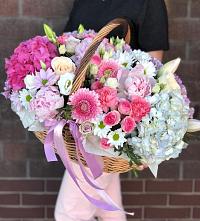 Композиция солнечный день в Добрянке Цветочная композиция из Розы, Хризантемы, Пионы и Лизиантусы в корзине в Добрянке