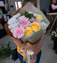 Букет цветов из:  Герберы, Розы и Хризантемы в Добрянке