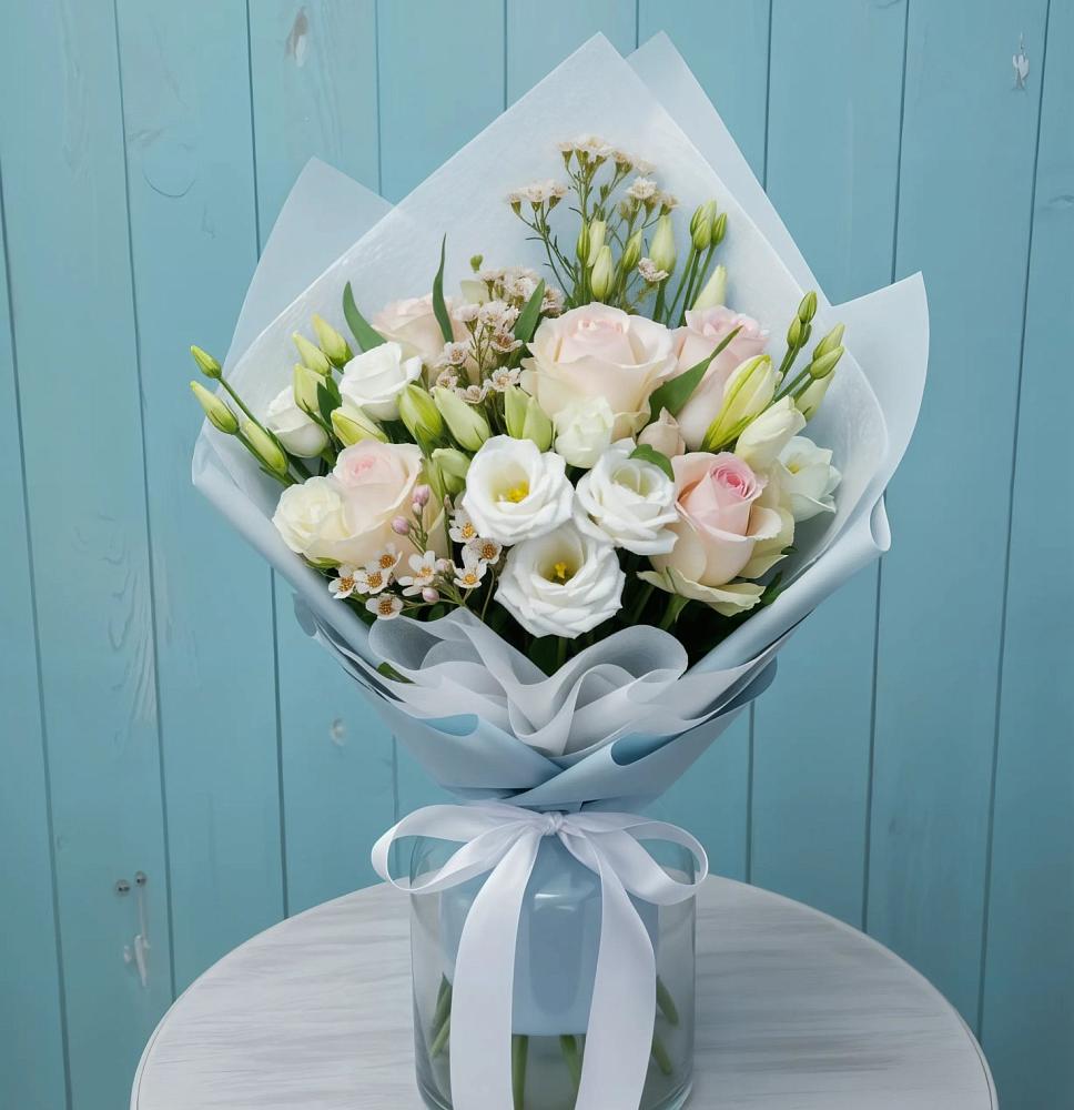 Букет цветов из: Розы и Лизиантусы в Добрянке