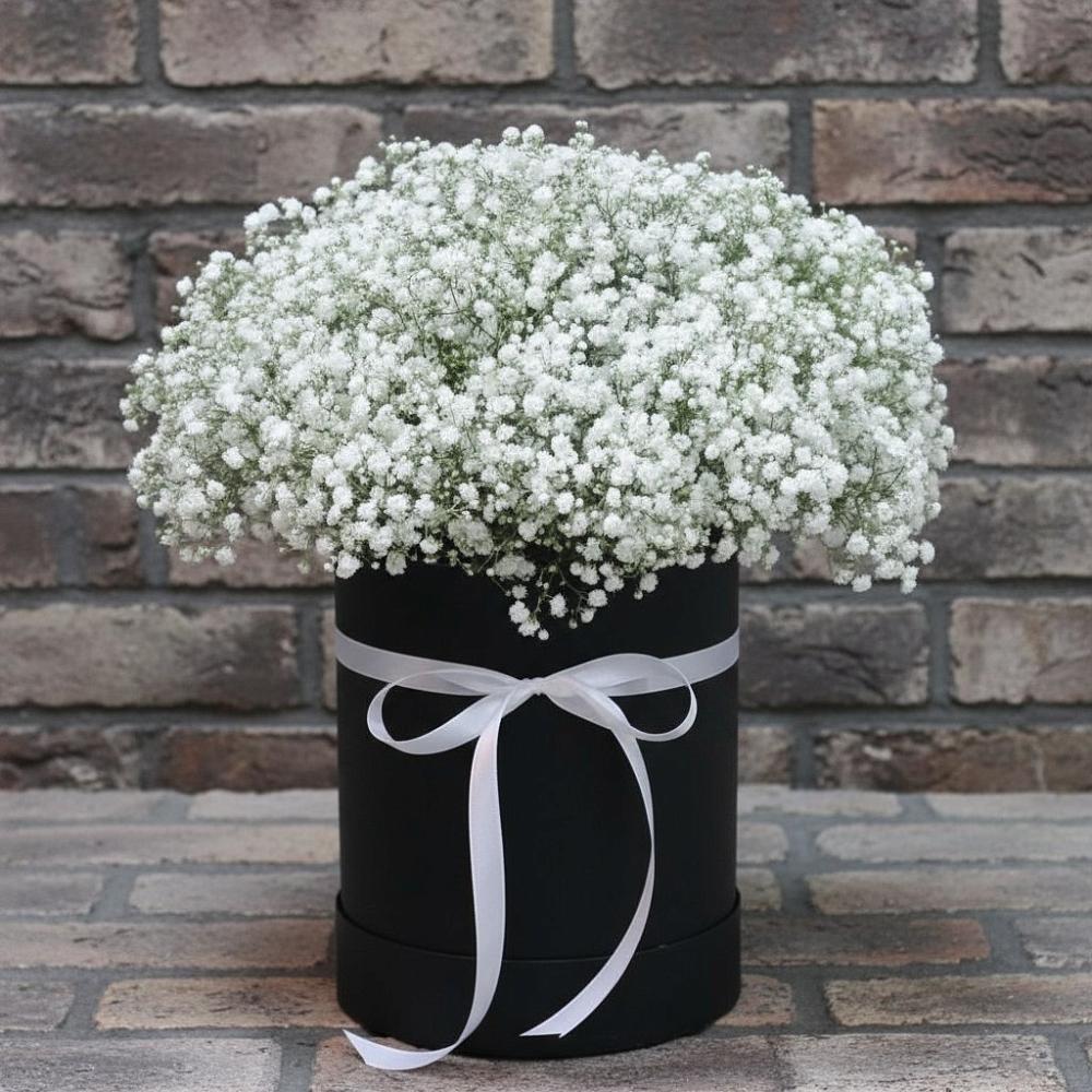 Цветочная композиция из Гипсофила в шляпной коробке в Добрянке