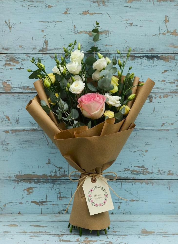 Букет цветов из: Розы и Лизиантусы в Добрянке