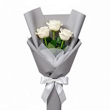 Букет 3 белые розы в Добрянке