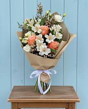 Букет цветов из:  Альстромерии, Лизиантусы, Розы и Хризантемы в Добрянке