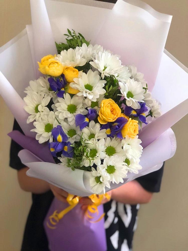Букет цветов из: Ирисы, Хризантемы и Розы в Добрянке