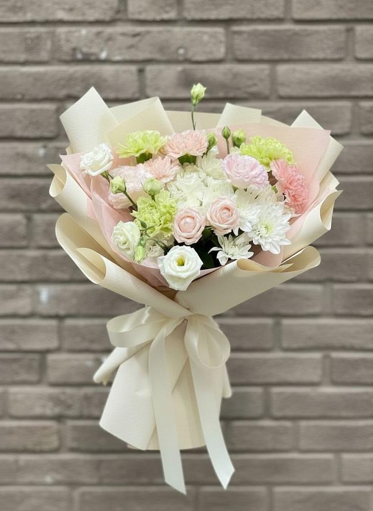 Букет цветов из: Гвоздики, Розы, Лизиантусы и Хризантемы в Добрянке