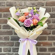 Букет цветов из:  Лизиантусы и Розы в Добрянке