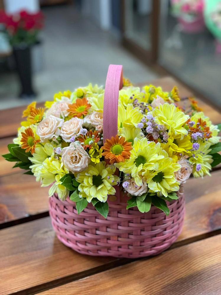 Цветочная композиция из Хризантемы и Розы в корзине в Добрянке