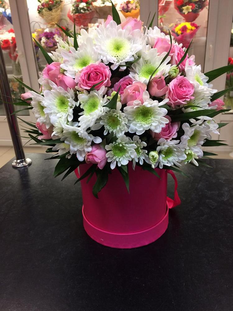 Цветочная композиция из Розы и Хризантемы в шляпной коробке в Добрянке