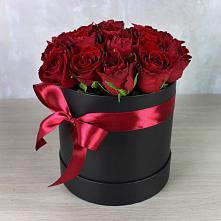 Цветочная композиция из Розы в шляпной коробке в Добрянке