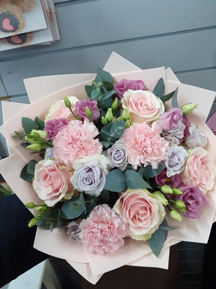 Букет цветов из: Розы, Гвоздики и Лизиантусы в Добрянке