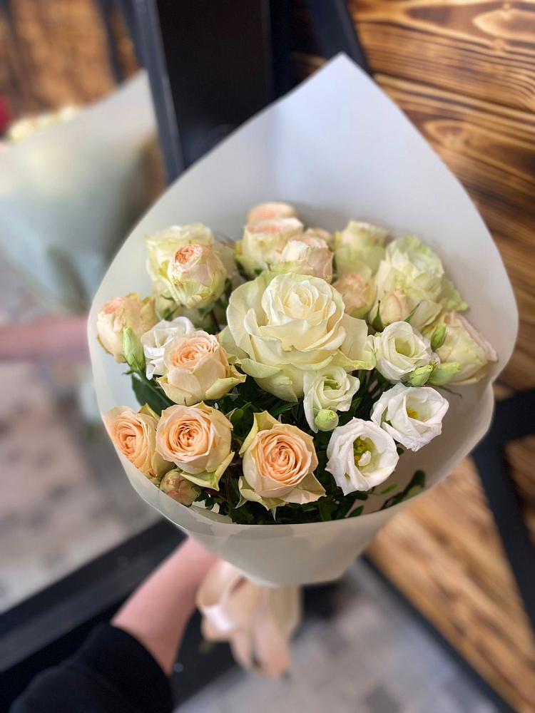 Букет цветов из: Розы и Лизиантусы в Добрянке